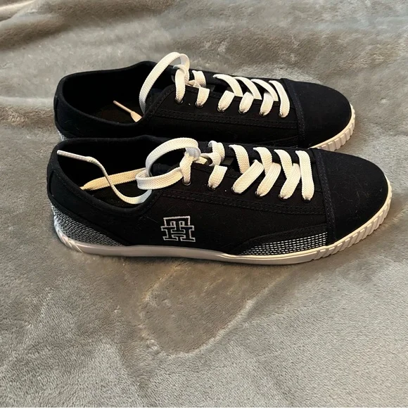 NWOT Tommy Hilfiger Men's Navy and White Sneakers - Picture 2 of 5